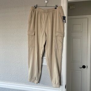 Universal thread cream/ tan  Cargo sweatpants XXL